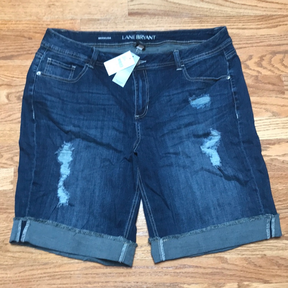 Destroyed denim Bermuda short